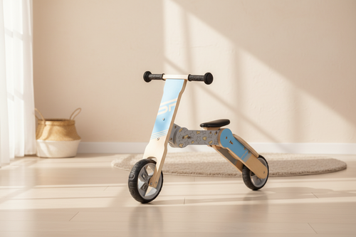Blauwe houten 2-in-1 loopfiets en step in een lichte speelkamer